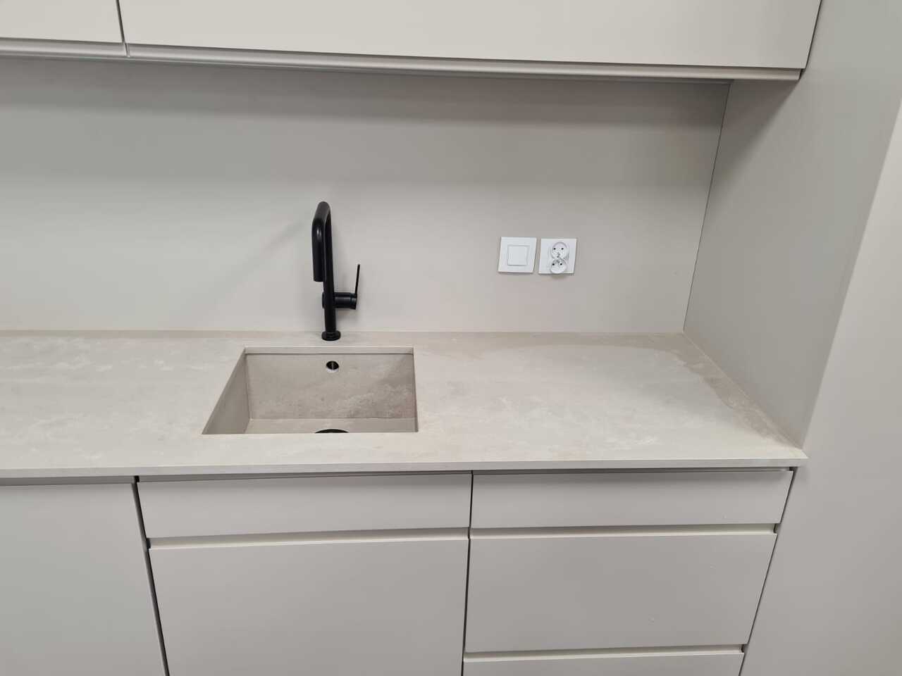 Blat w sali konferencyjnej z konglomeratu kwarcowego Topus Concrete - Mountain Stone