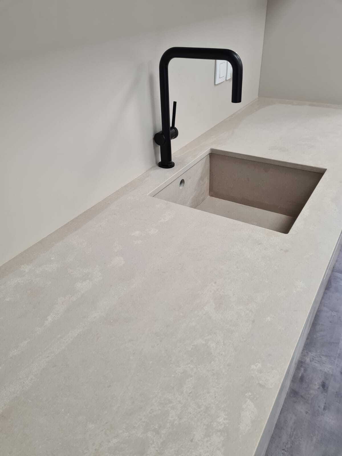 Blat w sali konferencyjnej z konglomeratu kwarcowego Topus Concrete - Mountain Stone