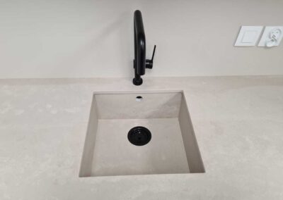 Blat w sali konferencyjnej z konglomeratu kwarcowego Topus Concrete - Mountain Stone