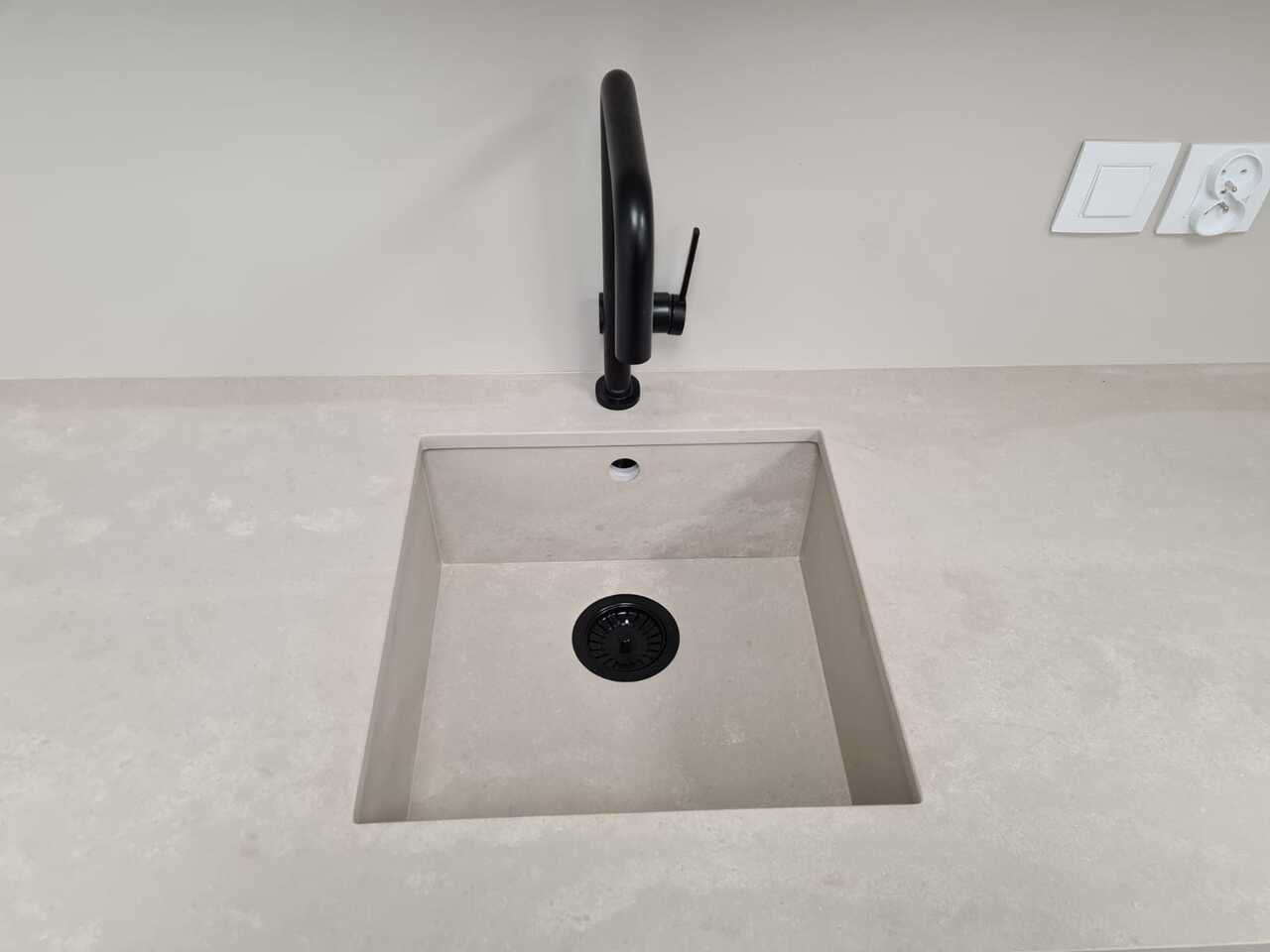 Blat w sali konferencyjnej z konglomeratu kwarcowego Topus Concrete - Mountain Stone