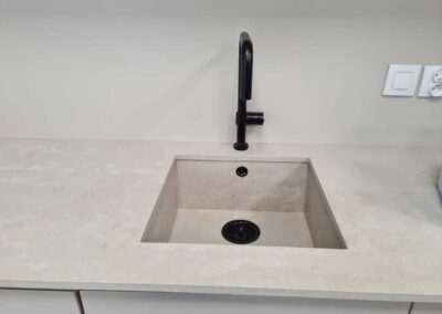 Blat w sali konferencyjnej z konglomeratu kwarcowego Topus Concrete - Mountain Stone