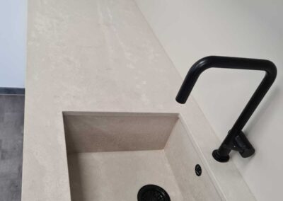 Blat w sali konferencyjnej z konglomeratu kwarcowego Topus Concrete - Mountain Stone