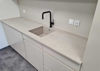 Blat w sali konferencyjnej z konglomeratu kwarcowego Topus Concrete - Mountain Stone