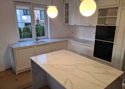 Blat w sali konferencyjnej z konglomeratu kwarcowego Topus Concrete - Mountain Stone