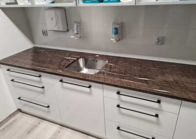 Blaty w gabinetach lekarskich (granit Brown Silk) - Mountain Stone