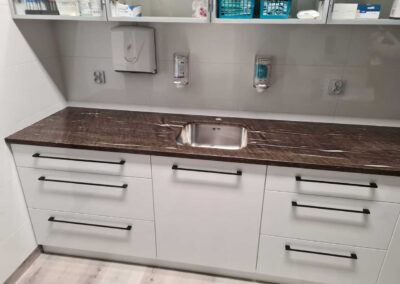 Blaty w gabinetach lekarskich (granit Brown Silk) - Mountain Stone