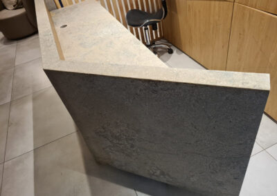 Recepcja w Centrum Stomatologicznym (wapień Transylvania) - Mountain Stone