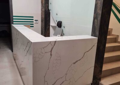 Recepcja z konglomeratu kwarcowego Calacatta Dauphine - Mountain Stone