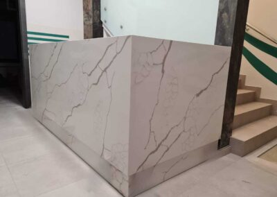 Recepcja z konglomeratu kwarcowego Calacatta Dauphine - Mountain Stone