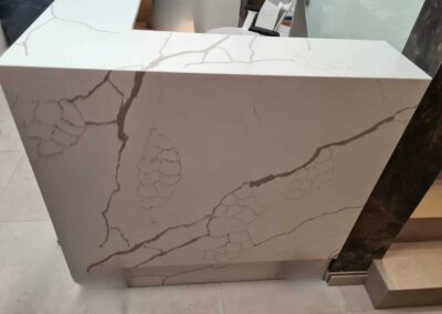 Recepcja z konglomeratu kwarcowego Calacatta Dauphine - Mountain Stone