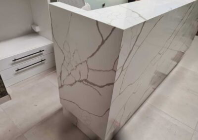 Recepcja z konglomeratu kwarcowego Calacatta Dauphine - Mountain Stone