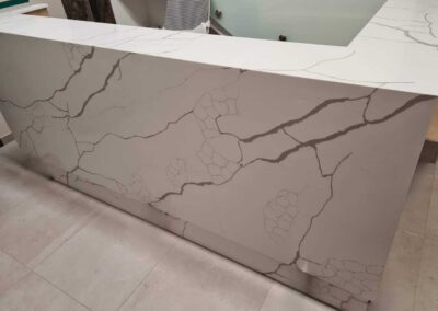 Recepcja z konglomeratu kwarcowego Calacatta Dauphine - Mountain Stone