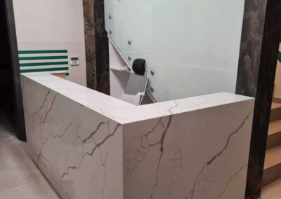 Recepcja z konglomeratu kwarcowego Calacatta Dauphine - Mountain Stone