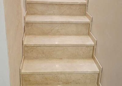 Schody z marmuru Crema Marfil