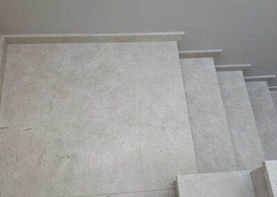 Schody z marmuru Crema Marfil