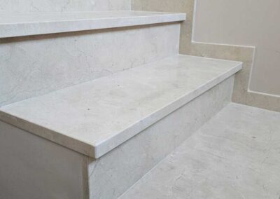 Schody z marmuru Crema Marfil
