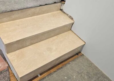 Schody z marmuru Crema Marfil