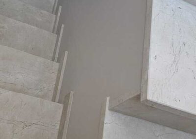 Schody z marmuru Crema Marfil