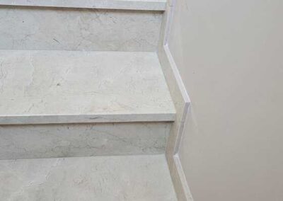 Schody z marmuru Crema Marfil