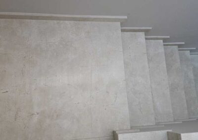 Schody z marmuru Crema Marfil