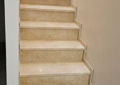 Schody z marmuru Crema Marfil