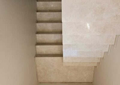 Schody z marmuru Crema Marfil