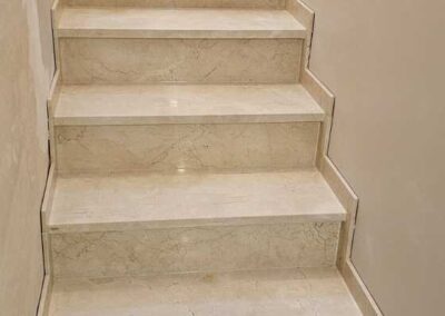 Schody z marmuru Crema Marfil