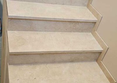 Schody z marmuru Crema Marfil