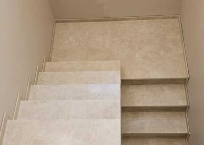 Schody z marmuru Crema Marfil