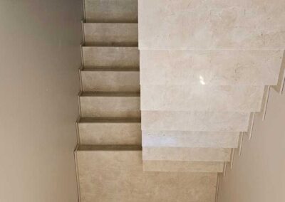 Schody z marmuru Crema Marfil