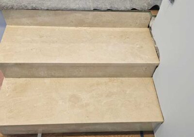 Schody z marmuru Crema Marfil