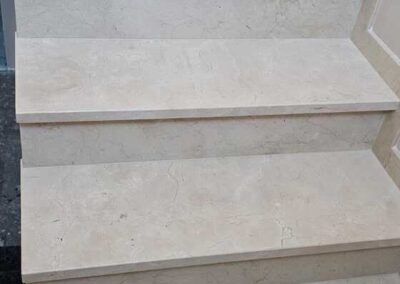 Schody z marmuru Crema Marfil